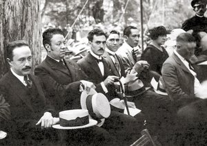 Jose Vasconcelos en Diego Rivera tijdens een buitenevenement in Chapultepec Park, Mexico-Stad, 1921